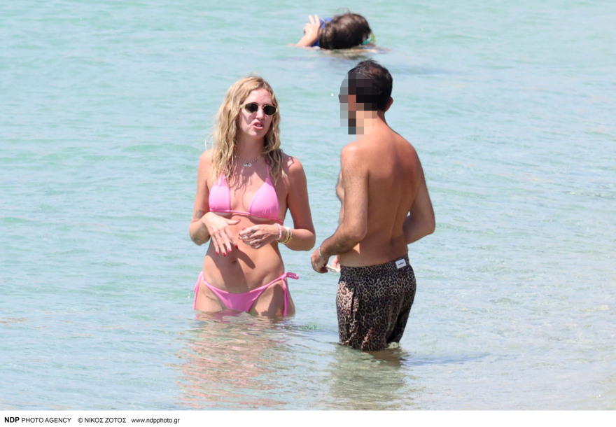 Κιάρα Φεράνι: Σε παραλία της Μυκόνου - Δείτε φωτογραφίες