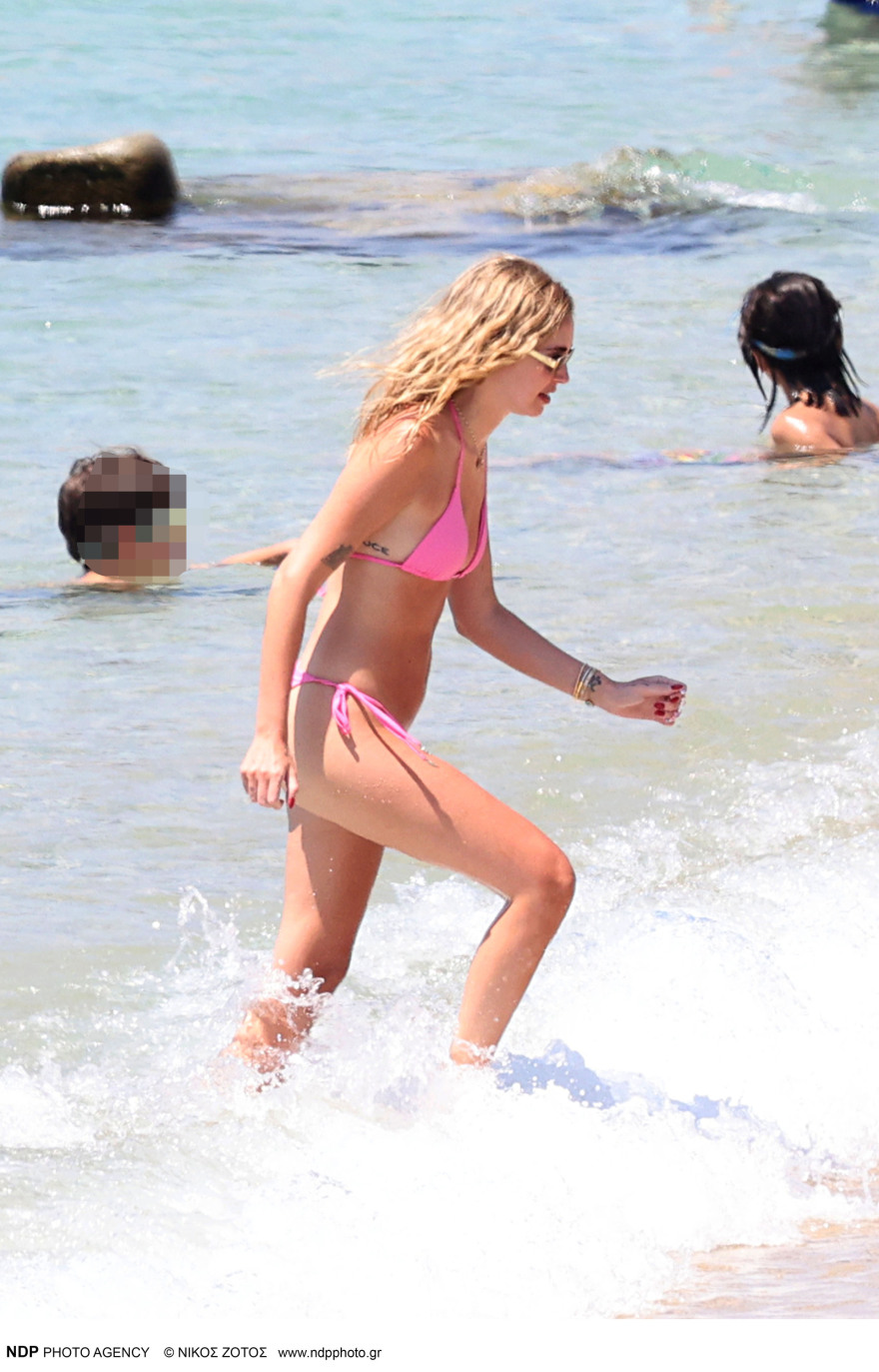 Κιάρα Φεράνι: Σε παραλία της Μυκόνου - Δείτε φωτογραφίες