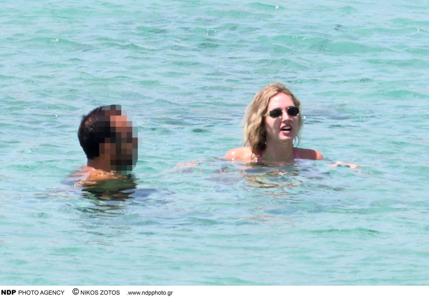 Κιάρα Φεράνι: Σε παραλία της Μυκόνου - Δείτε φωτογραφίες