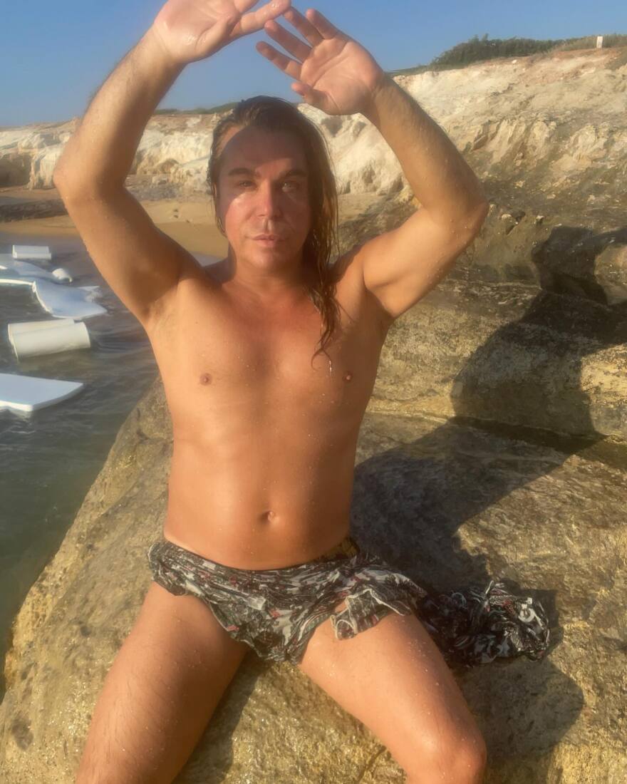 Τρύφωνας Σαμαράς: Φωτογραφήθηκε πάνω σε βράχια στο Λουτράκι