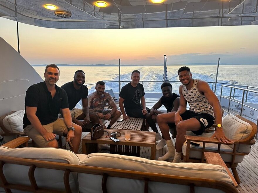 Αντετοκούνμπο: Γιάννης, Θανάσης, Κώστας και Άλεξ περνούν μαζί τον Αύγουστο στη Μύκονο