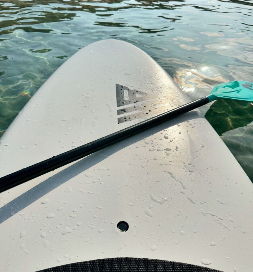 Αποστολία Ζώη: Οι φωτογραφίες της πάνω στο SUP - Αφήστε με εκεί, γράφει