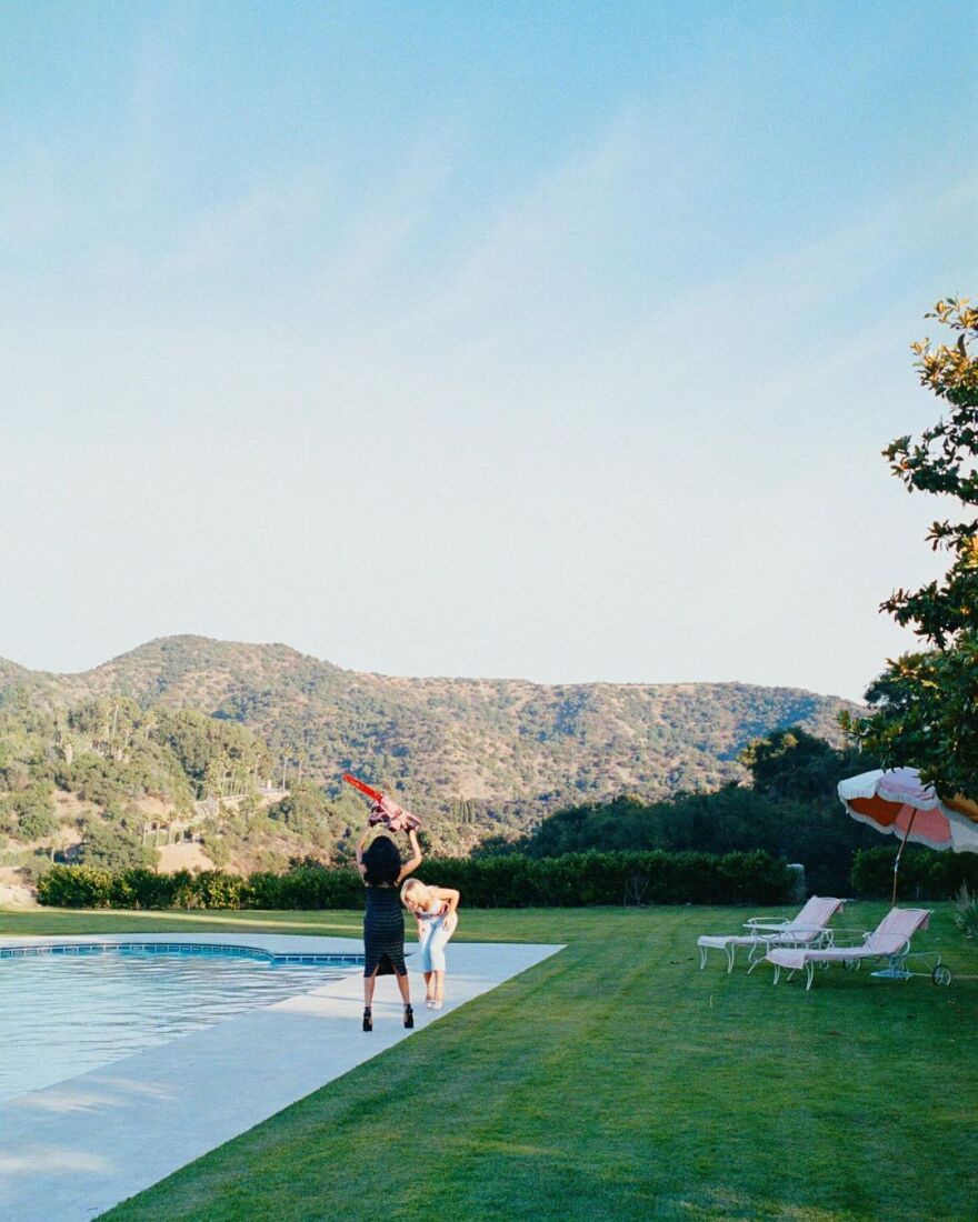 Σαμπρίνα Κάρπεντερ: Το φιλί της με την Τζένα Ορτέγκα στο βιντεοκλίπ του «Taste»