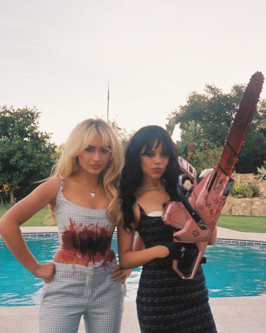 Σαμπρίνα Κάρπεντερ: Το φιλί της με την Τζένα Ορτέγκα στο βιντεοκλίπ του «Taste»