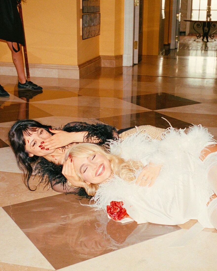 Σαμπρίνα Κάρπεντερ: Το φιλί της με την Τζένα Ορτέγκα στο βιντεοκλίπ του «Taste»