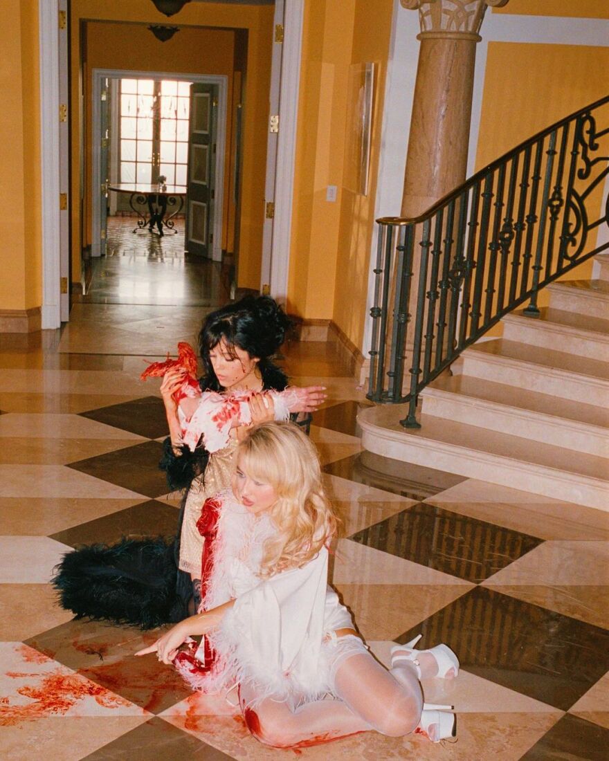 Σαμπρίνα Κάρπεντερ: Το φιλί της με την Τζένα Ορτέγκα στο βιντεοκλίπ του «Taste»