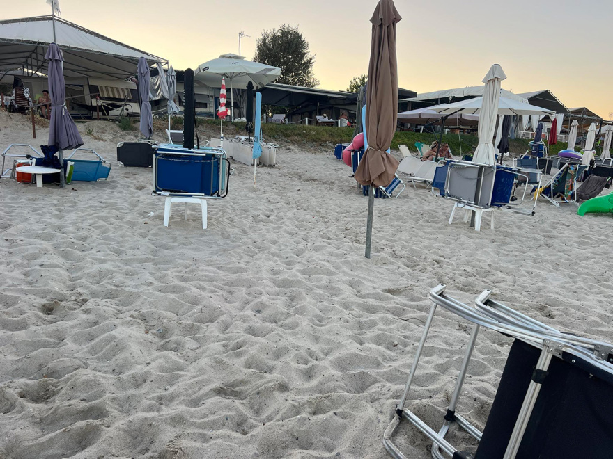 Αλυσοδένουν τις θέσεις τους στην άμμο σε παραλία της Χαλκιδικής - Δείτε εικόνες
