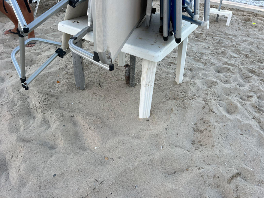 Αλυσοδένουν τις θέσεις τους στην άμμο σε παραλία της Χαλκιδικής - Δείτε εικόνες