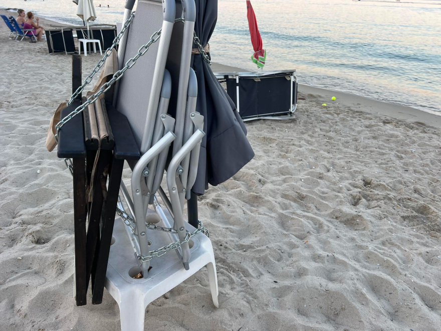 Αλυσοδένουν τις θέσεις τους στην άμμο σε παραλία της Χαλκιδικής - Δείτε εικόνες