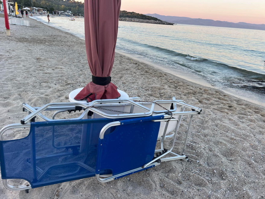 Αλυσοδένουν τις θέσεις τους στην άμμο σε παραλία της Χαλκιδικής - Δείτε εικόνες