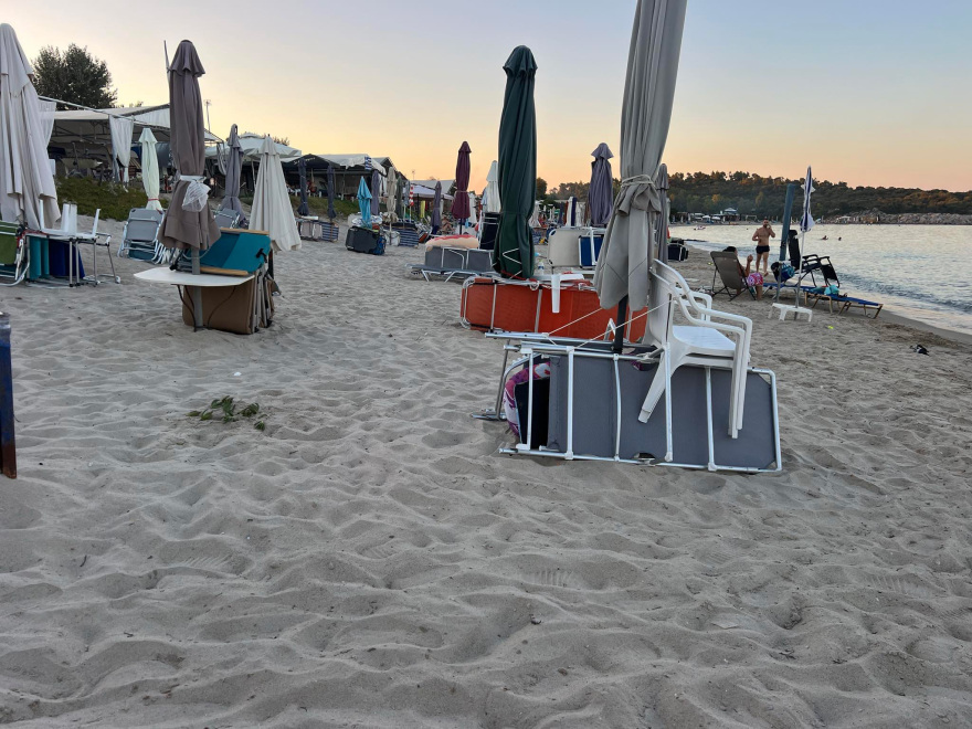 Αλυσοδένουν τις θέσεις τους στην άμμο σε παραλία της Χαλκιδικής - Δείτε εικόνες