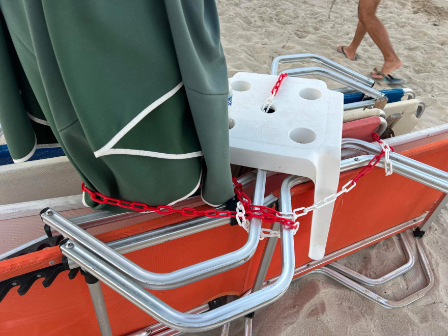 Αλυσοδένουν τις θέσεις τους στην άμμο σε παραλία της Χαλκιδικής - Δείτε εικόνες