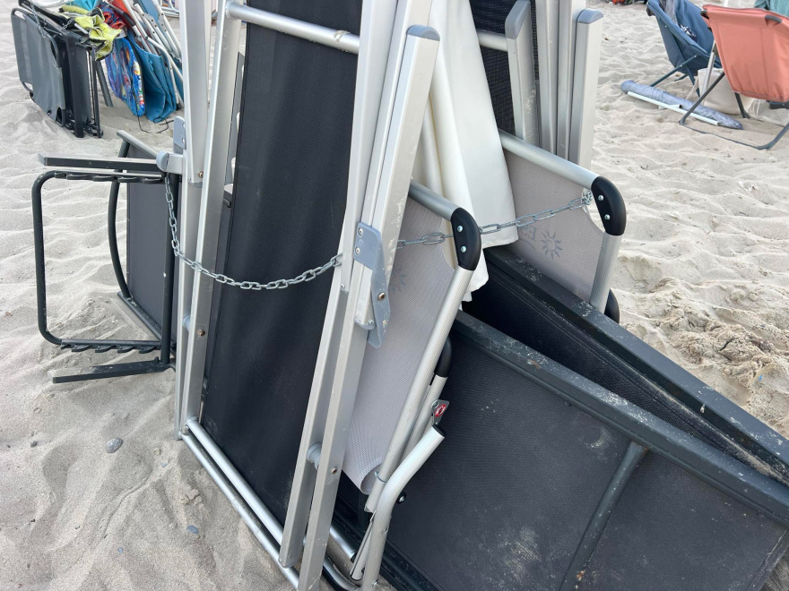 Αλυσοδένουν τις θέσεις τους στην άμμο σε παραλία της Χαλκιδικής - Δείτε εικόνες