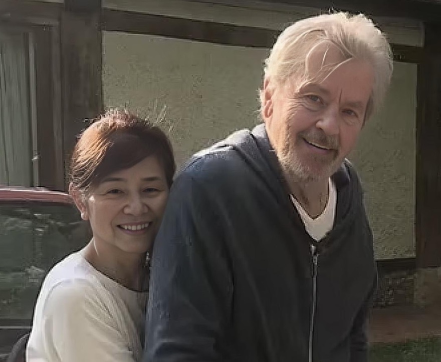 Αλέν Ντελόν: Ολοκληρώθηκε η κηδεία στο ιδιωτικό του παρεκκλήσι - Χωρίς κινητά οι 40 παρευρισκόμενοι