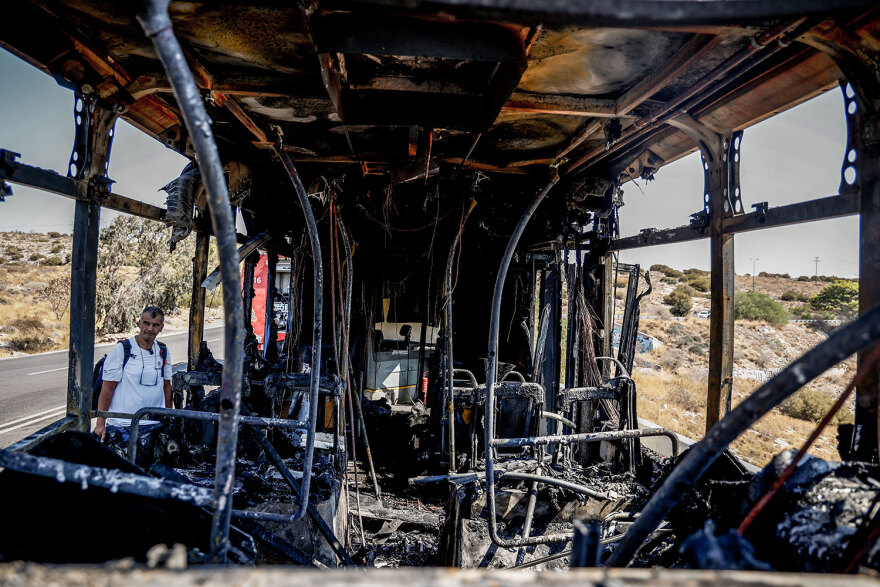 Φωτιά σε λεωφορείο στη Λεωφόρο Ποσειδώνος, στο ύψος της Βουλιαγμένης