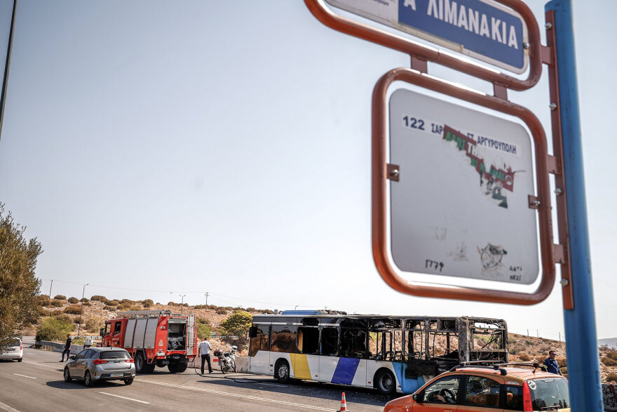 Φωτιά σε λεωφορείο στη Λεωφόρο Ποσειδώνος, στο ύψος της Βουλιαγμένης