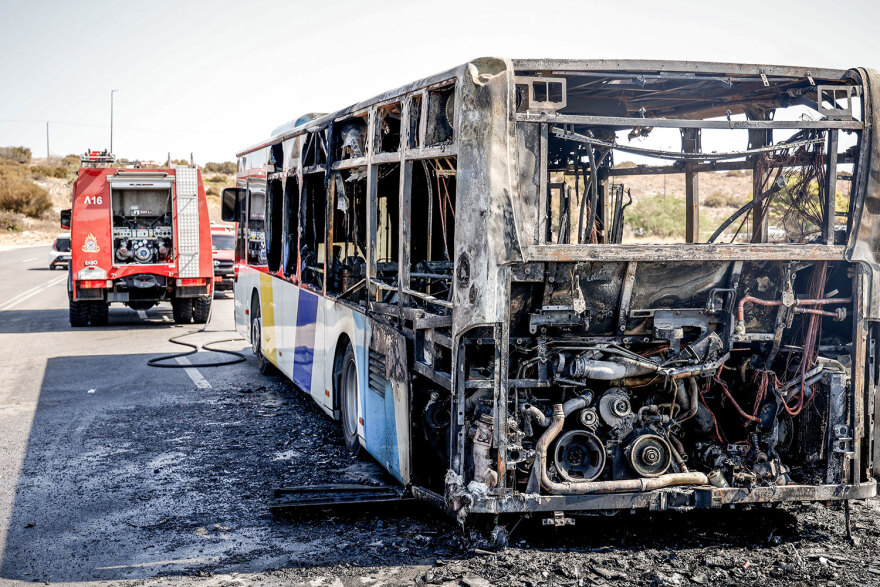 Φωτιά σε λεωφορείο στη Λεωφόρο Ποσειδώνος, στο ύψος της Βουλιαγμένης