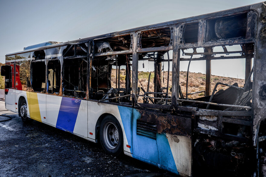 Φωτιά σε λεωφορείο στη Λεωφόρο Ποσειδώνος, στο ύψος της Βουλιαγμένης