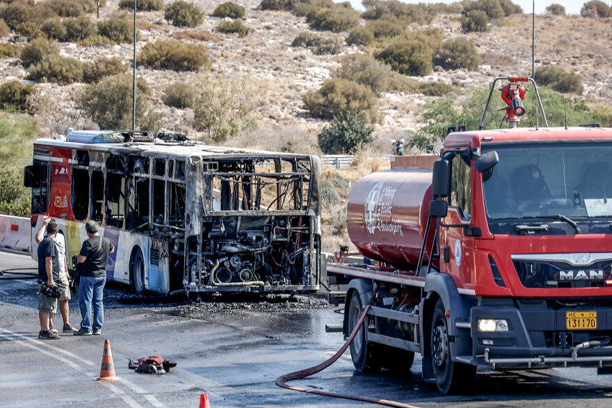Φωτιά σε λεωφορείο στη Λεωφόρο Ποσειδώνος, στο ύψος της Βουλιαγμένης