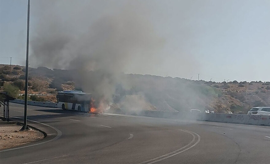 Φωτιά σε λεωφορείο στη Λεωφόρο Ποσειδώνος, στο ύψος της Βουλιαγμένης
