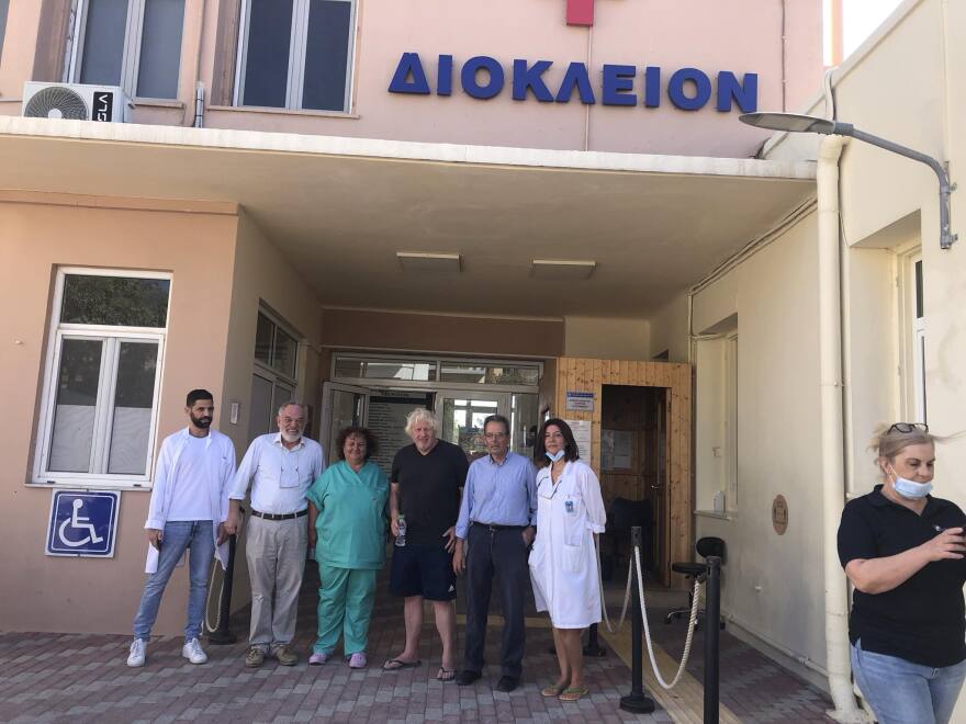 Ο Μπόρις Τζόνσον πήγε το παιδί του στα επείγοντα του νοσοκομείου Καρύστου: «Οι υπηρεσίες του ΕΣΥ είναι ανώτερες του ΝΗS» - Φωτογραφίες