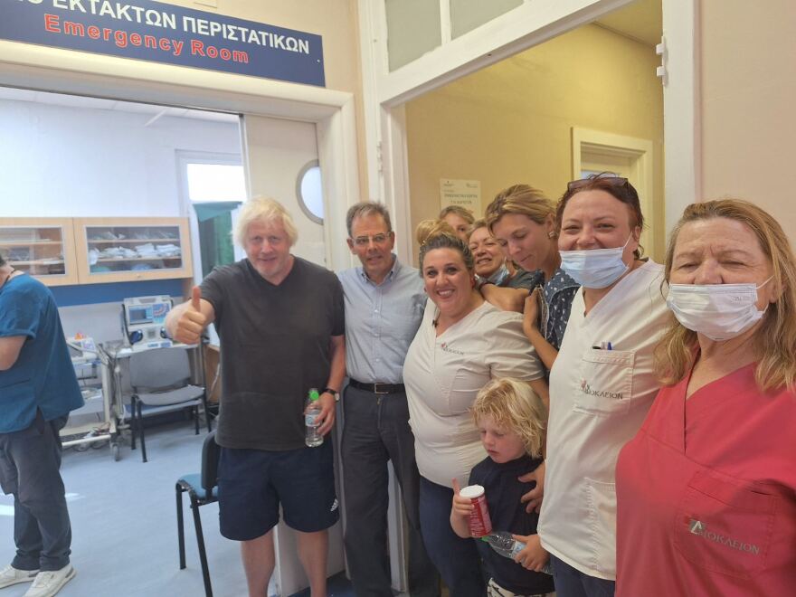 Ο Μπόρις Τζόνσον πήγε το παιδί του στα επείγοντα του νοσοκομείου Καρύστου: «Οι υπηρεσίες του ΕΣΥ είναι ανώτερες του ΝΗS» - Φωτογραφίες