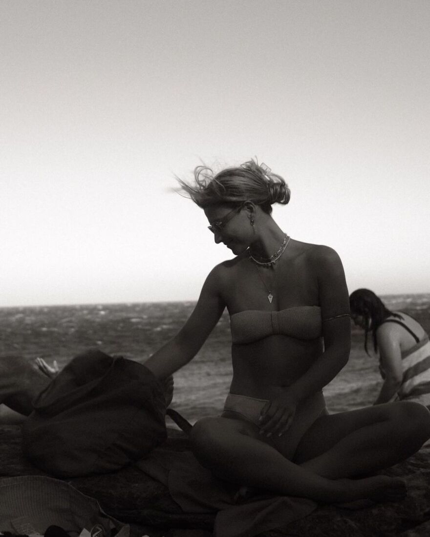 Εριέττα Μανούρη: Συνεχίζει τις διακοπές της στην Αμοργό