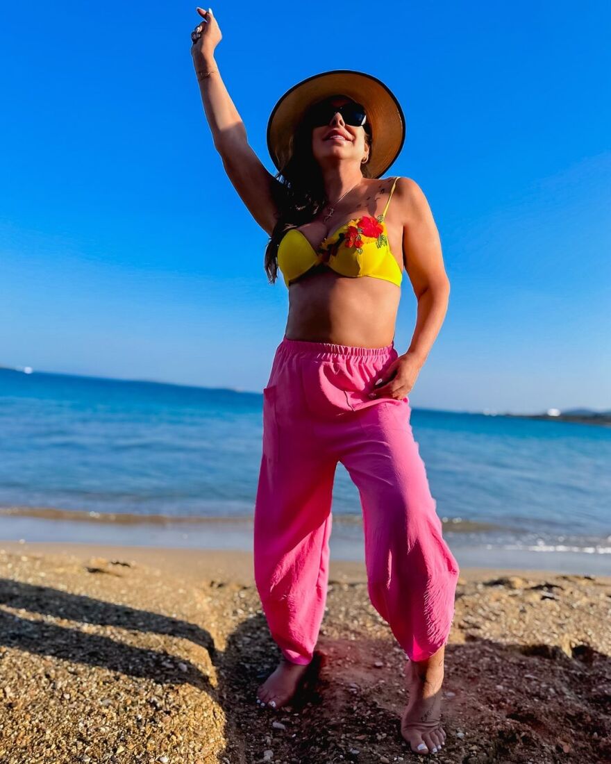 Άντζελα Δημητρίου: Στην Αντίπαρο η τραγουδίστρια - Αυτή είναι η Ελλάδα μας, γράφει