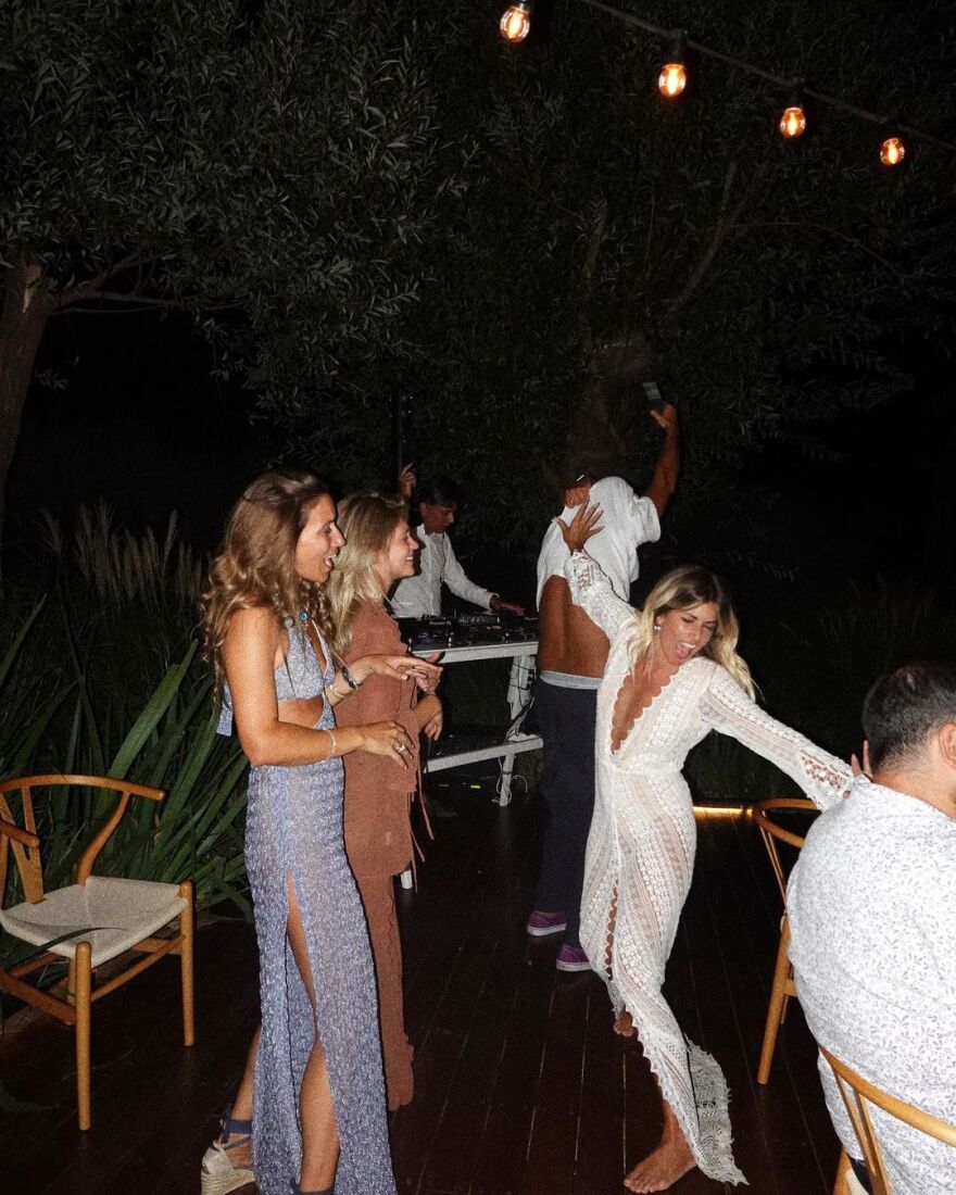 Bάσια Κωσταρά: Έκλεισε τα 38 - Το ζεϊμπέκικο της Κλέλιας Ανδριολάτου