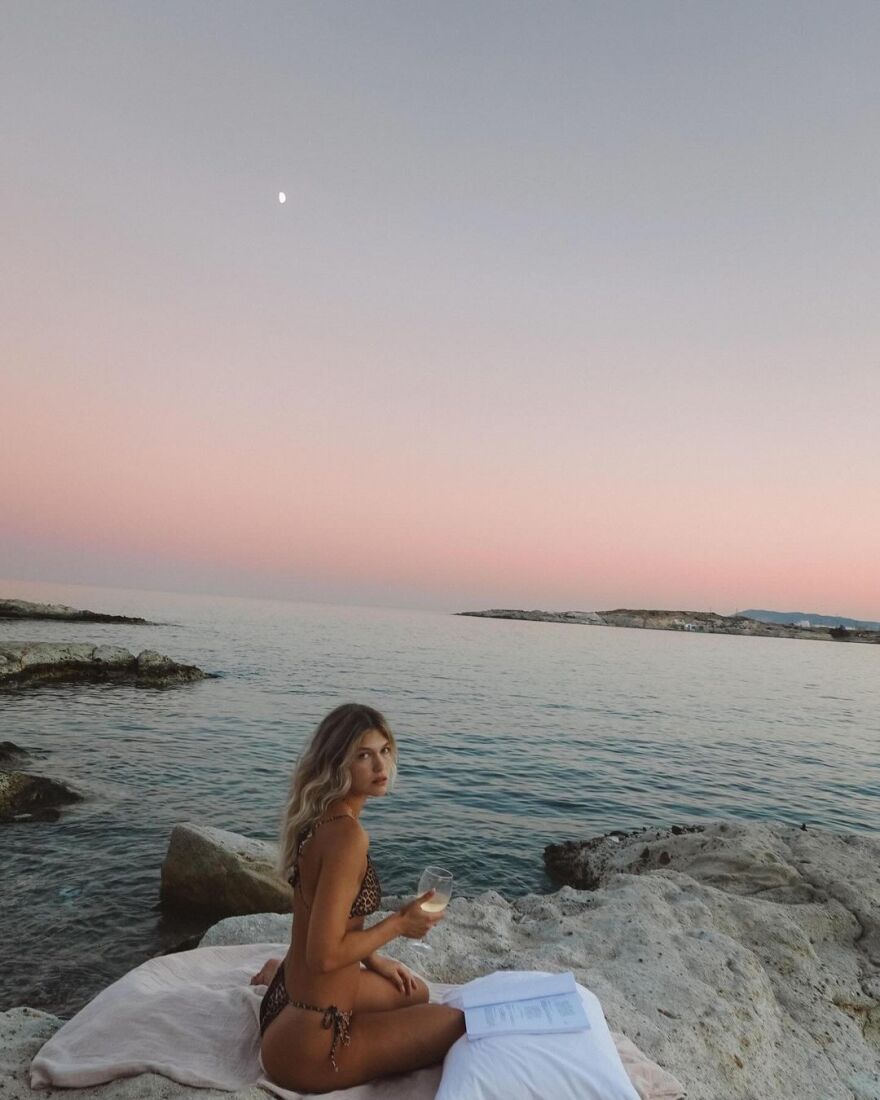 Κλέλια Ανδριολάτου: Δείχνει πώς πέρασε το βράδυ του Σαββάτου - Οι φωτογραφίες μπροστά στη θάλασσα