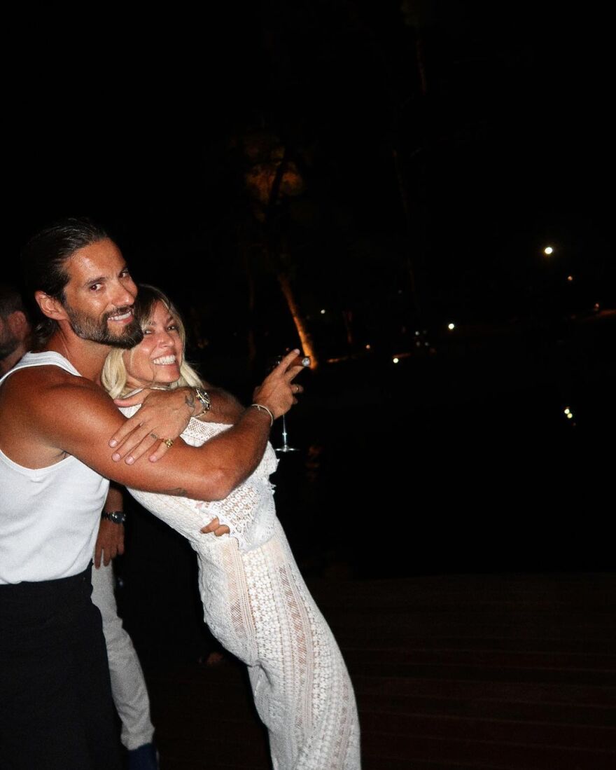 Bάσια Κωσταρά: Έκλεισε τα 38 - Το ζεϊμπέκικο της Κλέλιας Ανδριολάτου