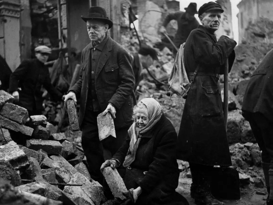 Ήταν έγκλημα πολέμου ο βομβαρδισμός της Δρέσδης από τους Συμμάχους το 1945;