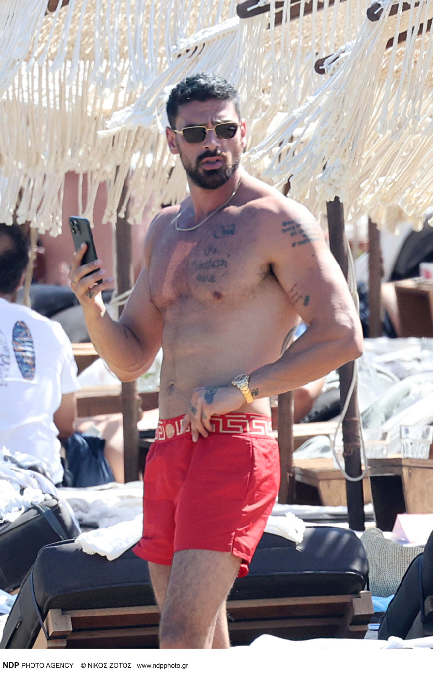 Μικέλε Μορόνε: Νέες φωτογραφίες από τις διακοπές του στη Μύκονο 