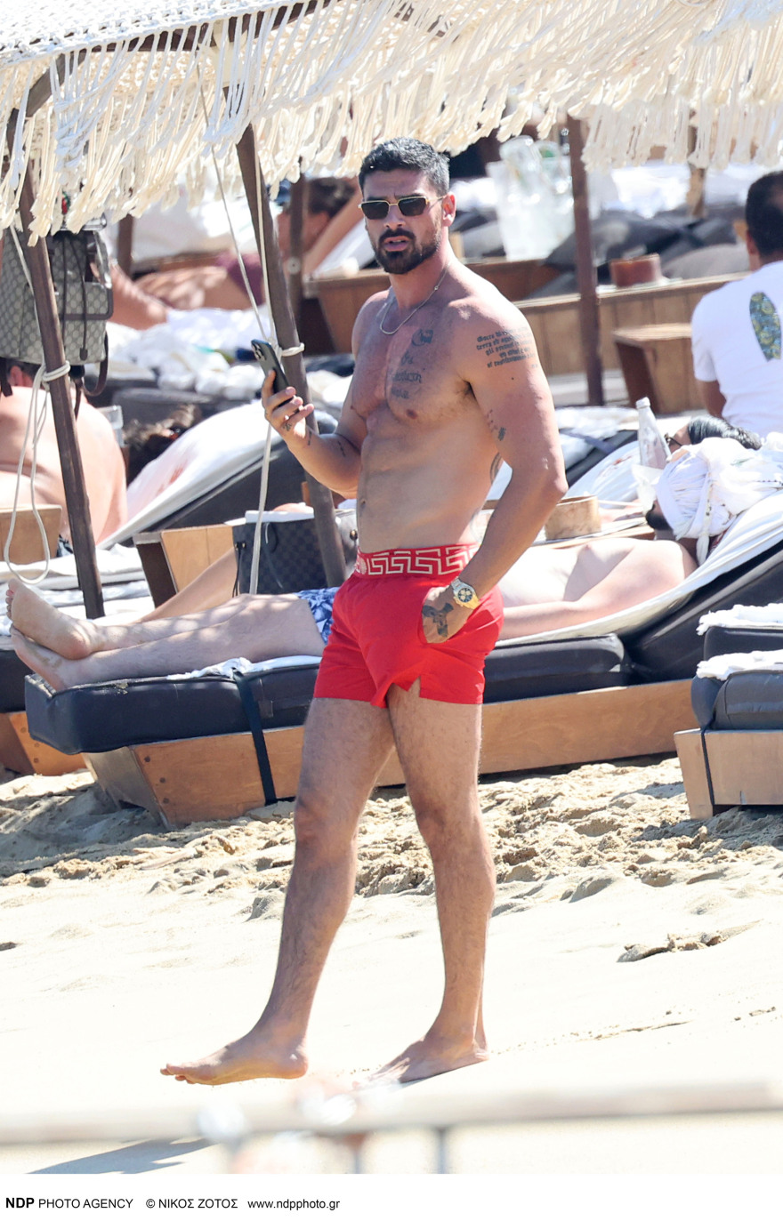 Μικέλε Μορόνε: Νέες φωτογραφίες από τις διακοπές του στη Μύκονο 