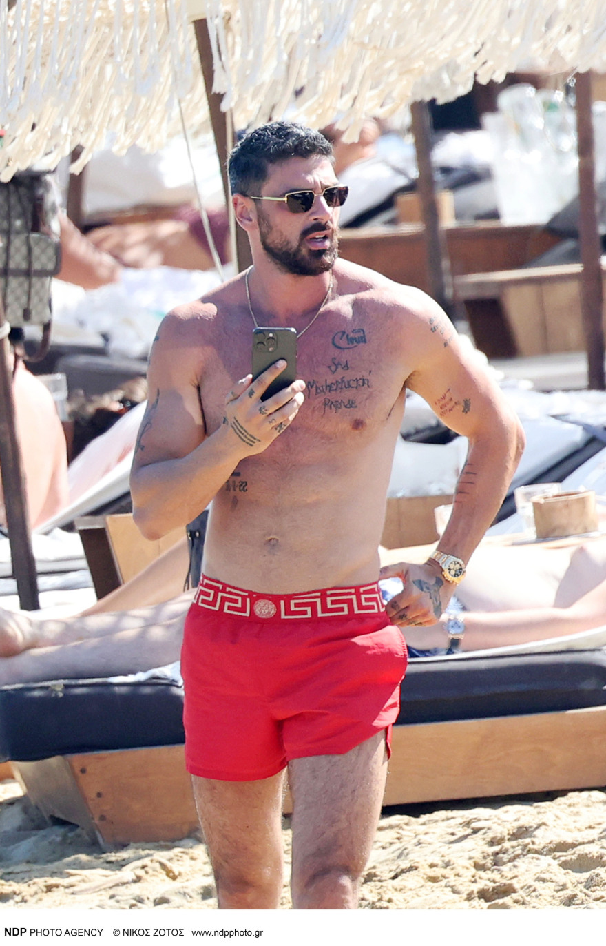 Μικέλε Μορόνε: Νέες φωτογραφίες από τις διακοπές του στη Μύκονο 