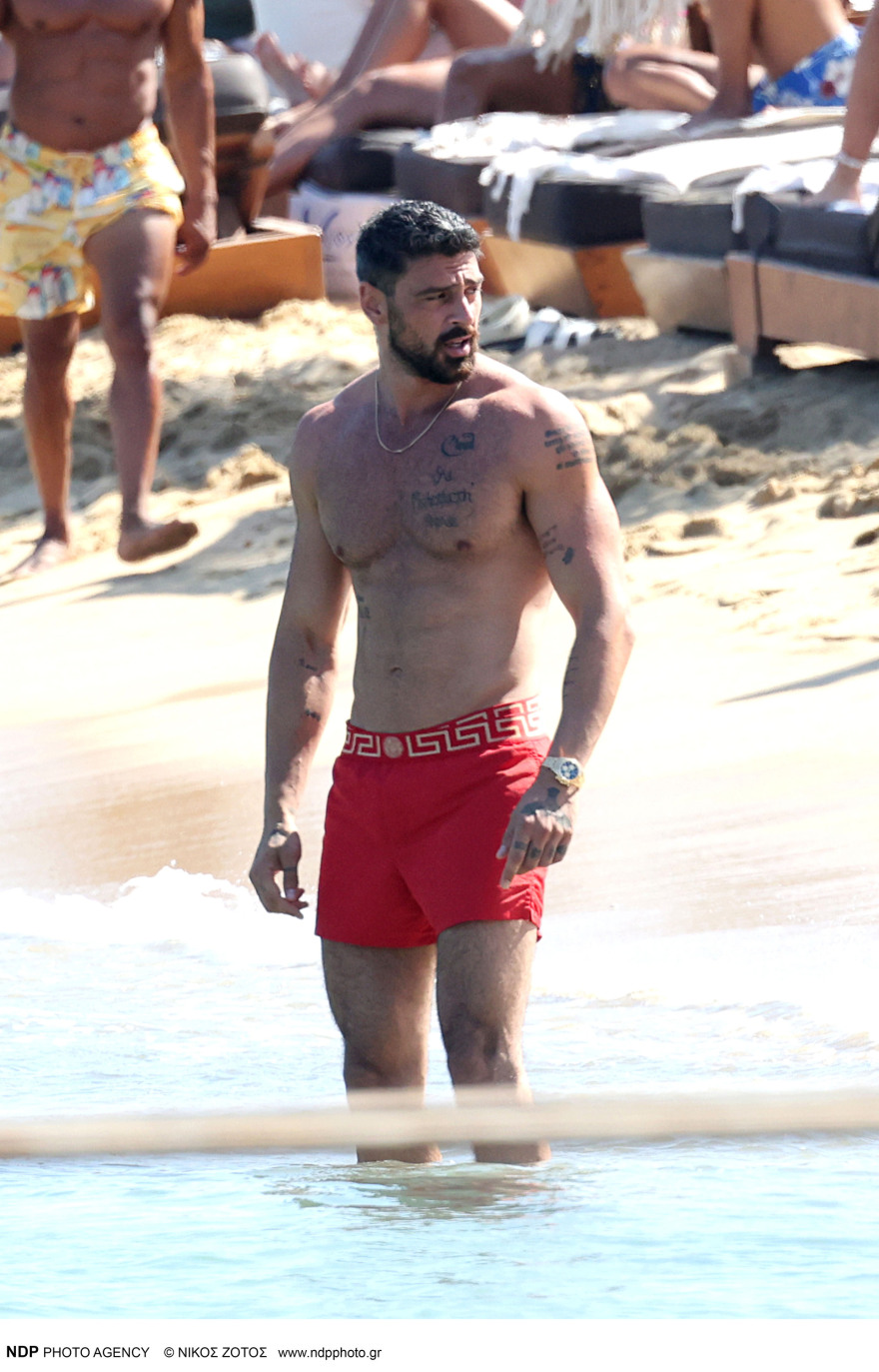 Μικέλε Μορόνε: Νέες φωτογραφίες από τις διακοπές του στη Μύκονο 