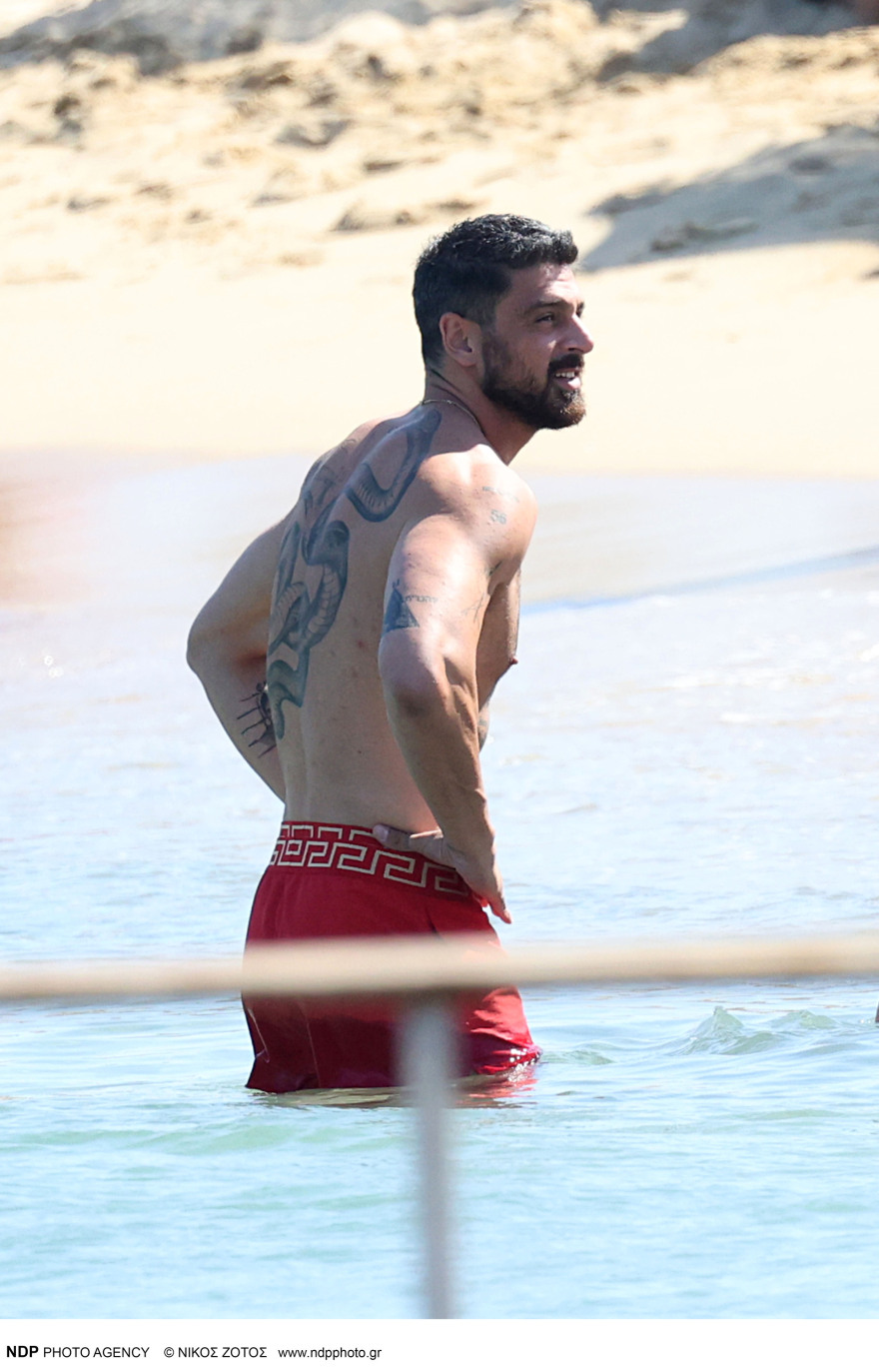 Μικέλε Μορόνε: Νέες φωτογραφίες από τις διακοπές του στη Μύκονο 