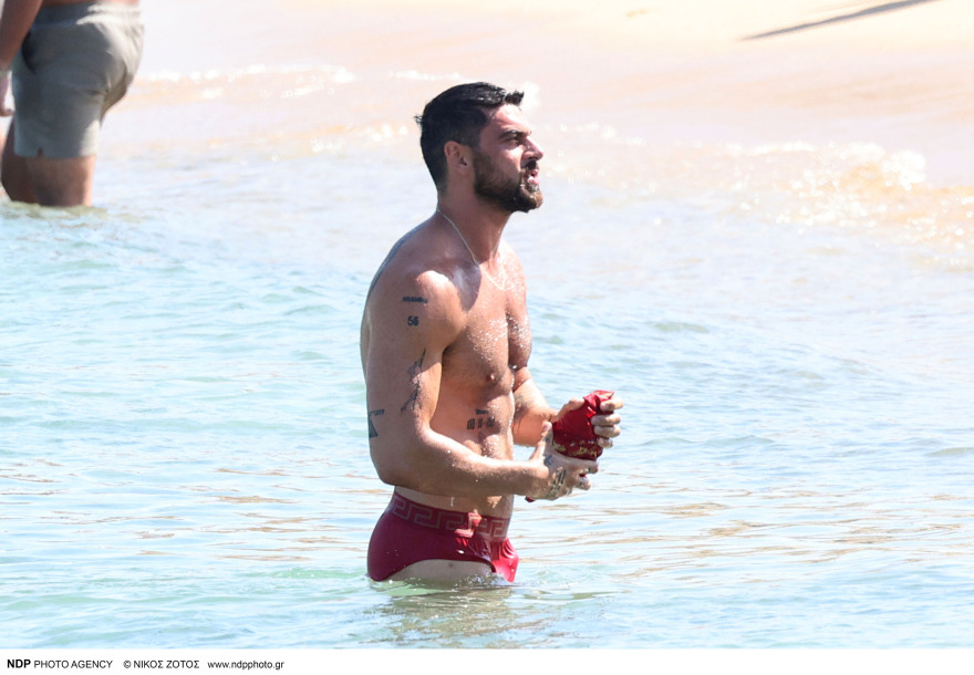 Μικέλε Μορόνε: Νέες φωτογραφίες από τις διακοπές του στη Μύκονο 