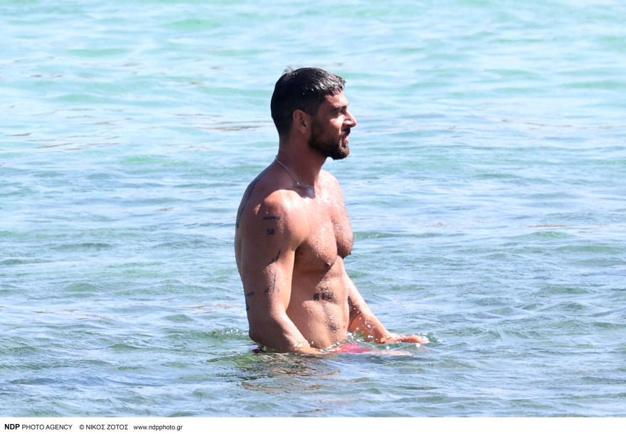 Μικέλε Μορόνε: Νέες φωτογραφίες από τις διακοπές του στη Μύκονο 