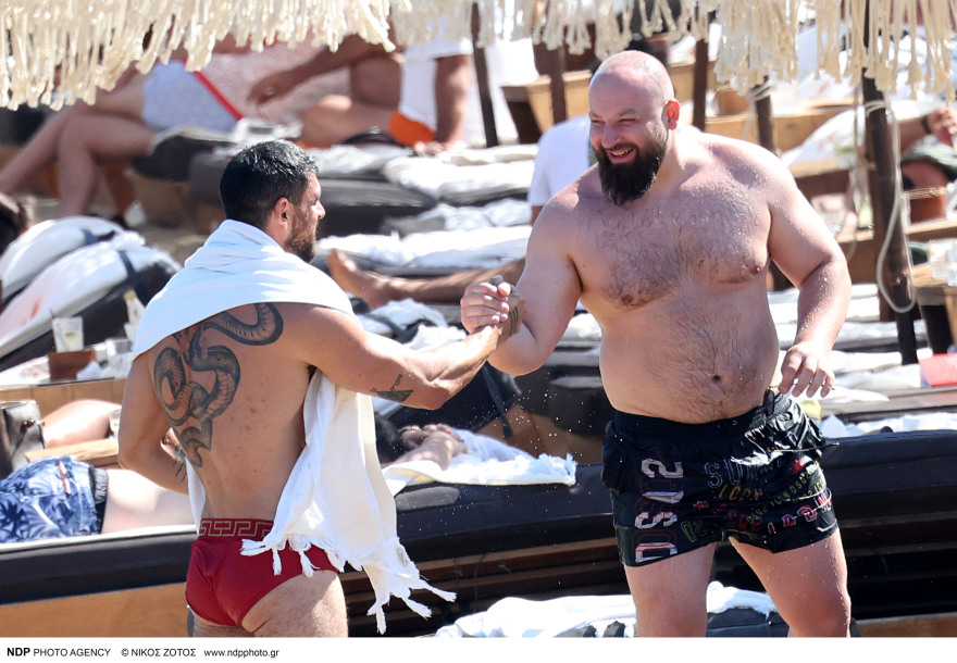 Μικέλε Μορόνε: Νέες φωτογραφίες από τις διακοπές του στη Μύκονο 