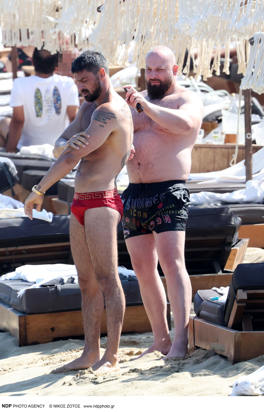 Μικέλε Μορόνε: Νέες φωτογραφίες από τις διακοπές του στη Μύκονο 