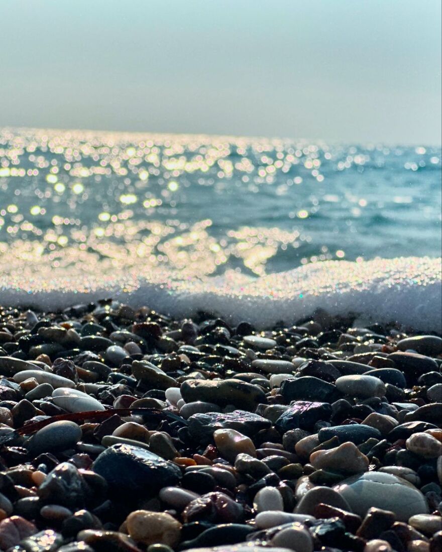 Αποστολία Ζώη: Ποζάρει ξαπλωμένη στην παραλία στις διακοπές της 