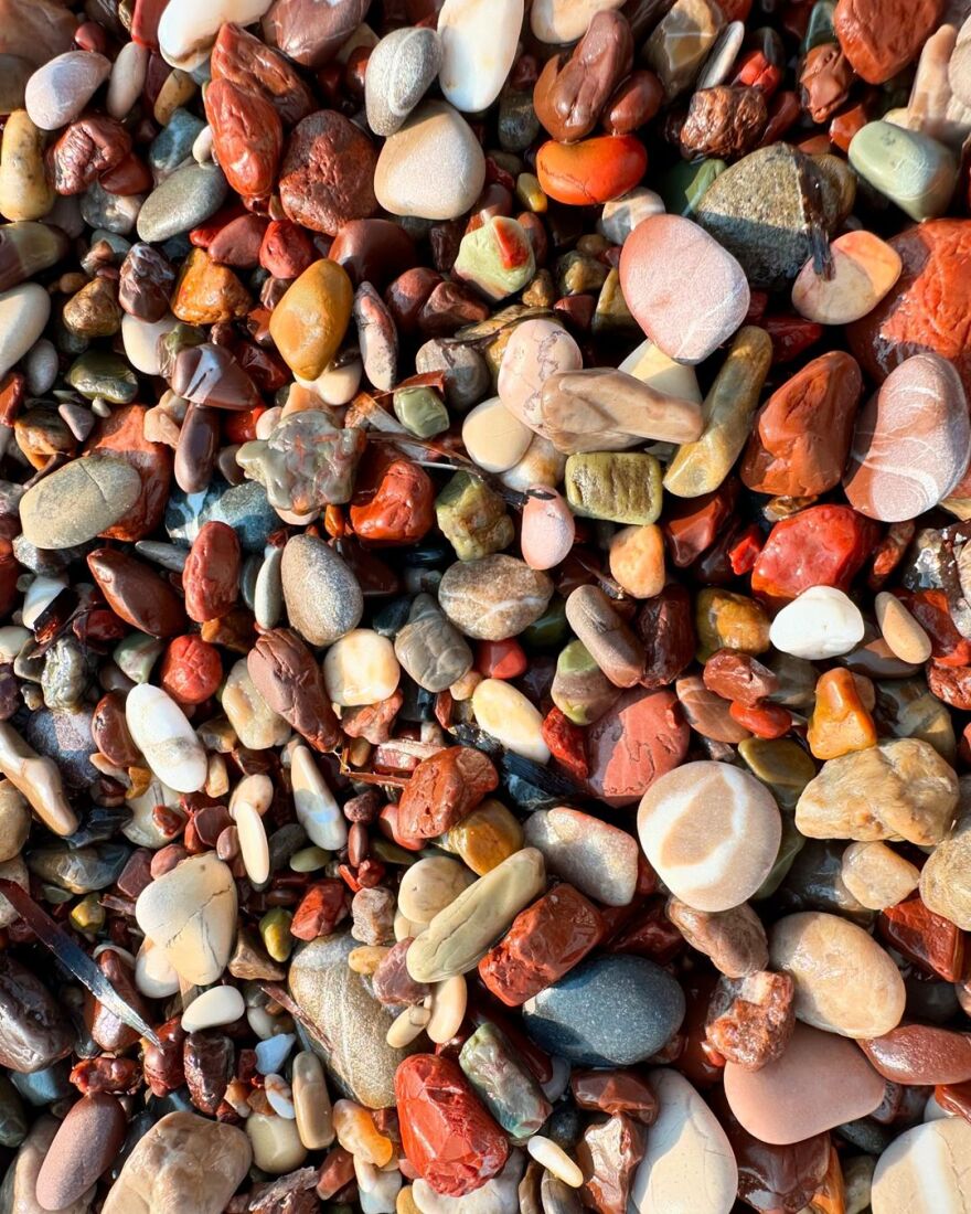 Αποστολία Ζώη: Ποζάρει ξαπλωμένη στην παραλία στις διακοπές της 