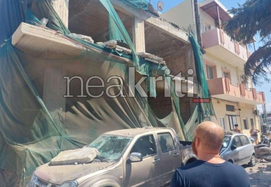 Ηράκλειο: Κατέρρευσε τμήμα οικοδομής, ζημιές σε οχήματα - Δείτε φωτογραφίες