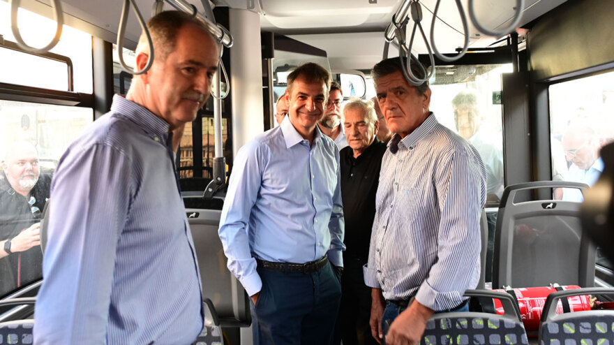 Στους δρόμους 30 νέα αστικά λεωφορεία - Eπίσκεψη Μητσοτάκη στο αμαξοστάσιο της ΟΣΥ