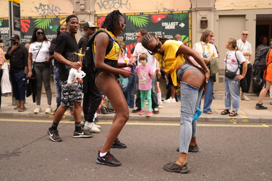 Αγγλία: Ακραία βία, μαχαιρώματα, σεξ και άρωμα… Καραϊβικής στο καρναβάλι του Νότινγκ Χιλ - Δείτε βίντεο