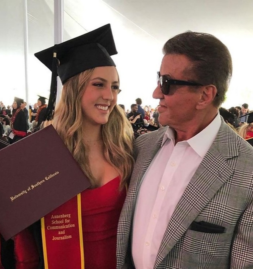 Σιλβέστερ Σταλόνε: Είμαστε τόσο περήφανοι για το καλό που φέρνεις στον κόσμο, έγραψε για τα γενέθλια της κόρης του 