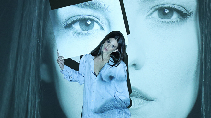 «Anna-X» στο θέατρο Άνεσις εμπνευσμένο από την ιστορία της Άννας Σορόκιν που εξαπάτησε την ελίτ της Ν. Υόρκης