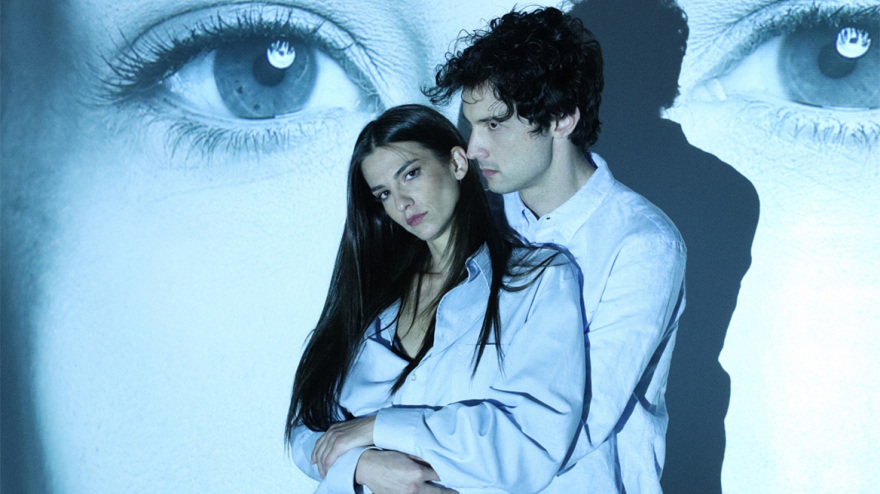 «Anna-X» στο θέατρο Άνεσις εμπνευσμένο από την ιστορία της Άννας Σορόκιν που εξαπάτησε την ελίτ της Ν. Υόρκης