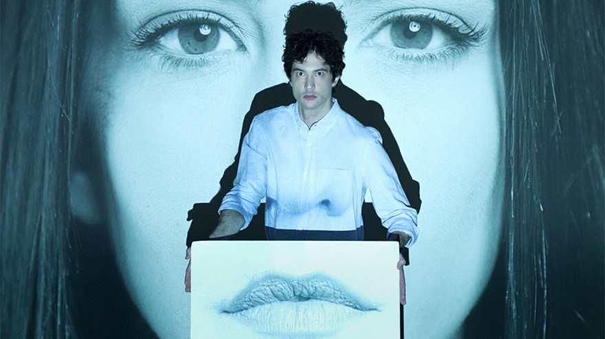 «Anna-X» στο θέατρο Άνεσις εμπνευσμένο από την ιστορία της Άννας Σορόκιν που εξαπάτησε την ελίτ της Ν. Υόρκης